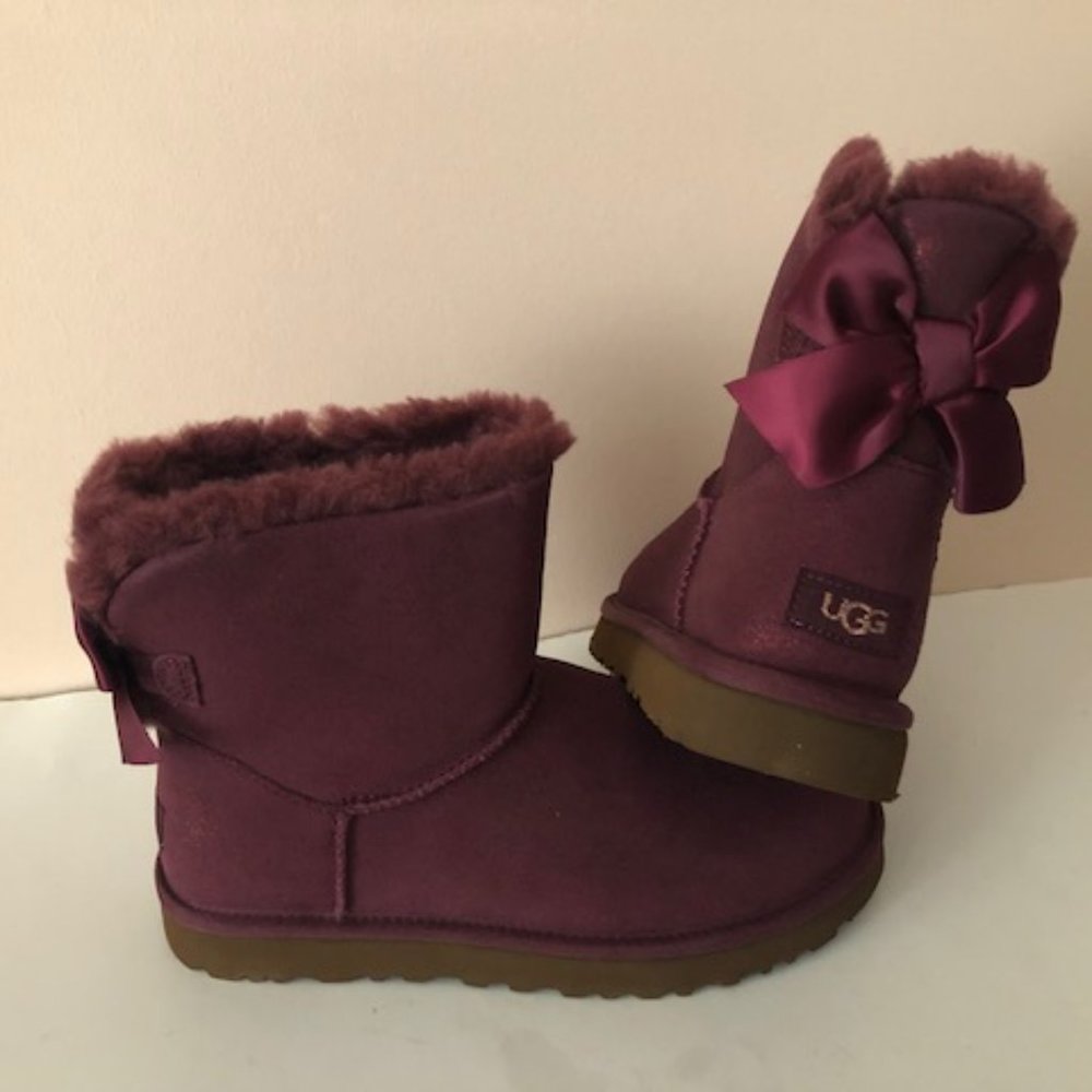 UGG Mini Bailey Bow Glimmer Metallic Suede Boot. Size: 8 - Picture 6 of 13